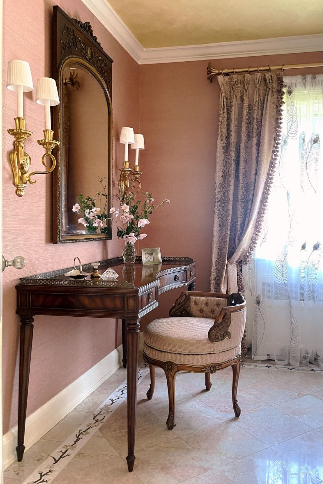 Sisal SZP-0045 Bazaar on the walls of a dressing room with a mahogany console and swan chair. Interior design by Lobalzo Design.